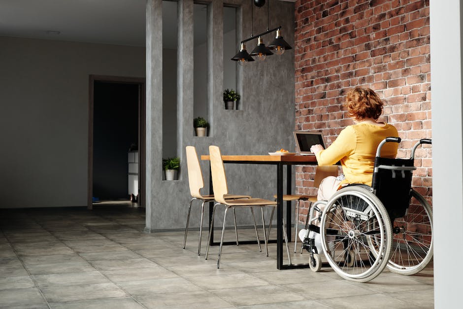 Schwerbehinderte Menschen, die ein Haus kaufen möchten, mit einem Schwerbehindertenausweis